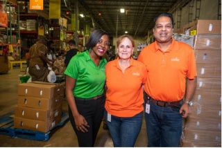 On Nov. 19, 2022, Florida Power & Light Company, in partnership with Feeding South Florida, UPS, Publix and other community partners, sponsored the Thanksgiving Food Drive hosted by 100 Black Men of South Florida. Photo Credit: Ricardo Reyes, SC