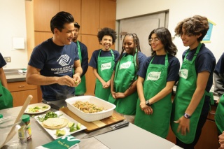 Boys & Girls Clubs of America Alum and Emmy Winner, Mario Lopez, prepares chicken tacos with youth from Boys & Girls Club of Burbank. (Photo: Business Wire)