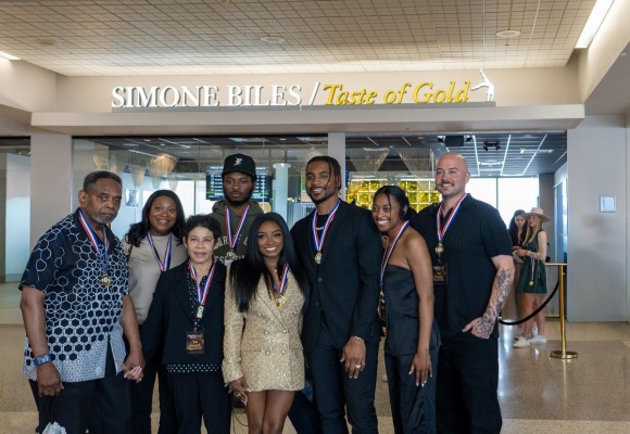 (BPRW) Gold medalist Simone Biles inaugurates signature restaurant at IAH | Press releases