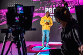 Grammy-award winning artist Lecrae on set of his new web series, Protect The Bag. Produced in partnership with Experian, the episodes will provide viewers a blueprint to financial literacy. (Photo: Business Wire)