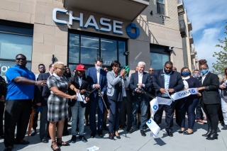 JPMorgan Chase Chairman and CEO Jamie Dimon, and Skyland Branch Manager Jua Williams celebrate the grand opening of Chase's Skyland Community Center branch with D.C. Mayor Muriel Bowser and community members